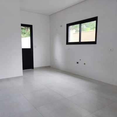 Casa Residencial com 85m², 2 quartos, 2 suítes, 2 garagens, no bairro São João Do Rio Vermelho em Florianópolis