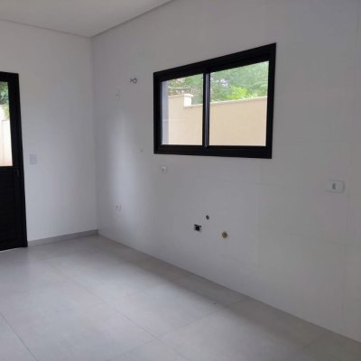 Casa Residencial com 85m², 2 quartos, 2 suítes, 2 garagens, no bairro São João Do Rio Vermelho em Florianópolis
