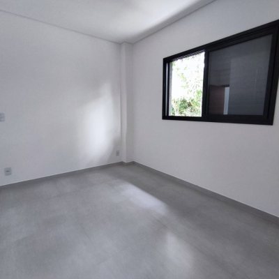 Casa Residencial com 85m², 2 quartos, 2 suítes, 2 garagens, no bairro São João Do Rio Vermelho em Florianópolis