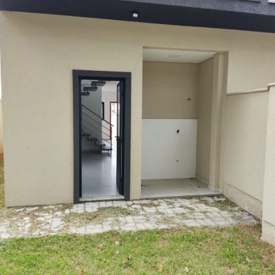 Casa Residencial com 85m², 2 quartos, 2 suítes, 2 garagens, no bairro São João Do Rio Vermelho em Florianópolis