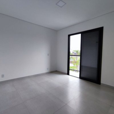 Casa Residencial com 85m², 2 quartos, 2 suítes, 2 garagens, no bairro São João Do Rio Vermelho em Florianópolis