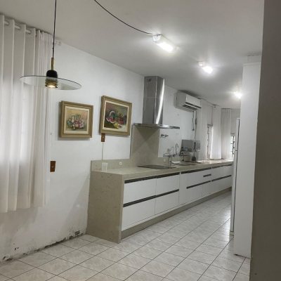 Casa Residencial com 219m², 2 quartos, 1 garagem, no bairro Capoeiras em Florianópolis