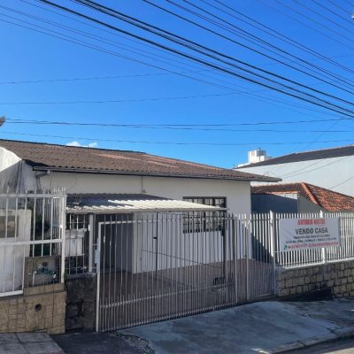 Casa Residencial com 219m², 2 quartos, 1 garagem, no bairro Capoeiras em Florianópolis