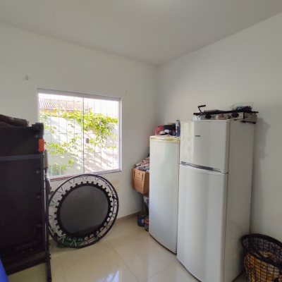 Casa Residencial com 74m², 3 quartos, 1 suíte, 2 garagens, no bairro Forquilhas em São José