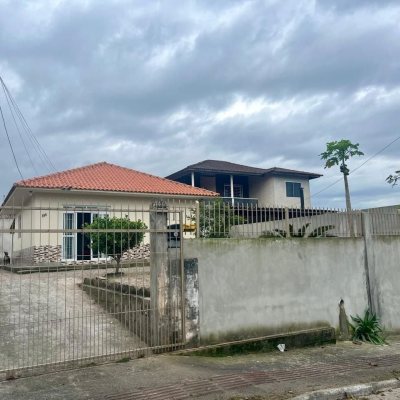 Casa Residencial com 64m², 2 quartos, 2 garagens, no bairro Forquilhas em São José