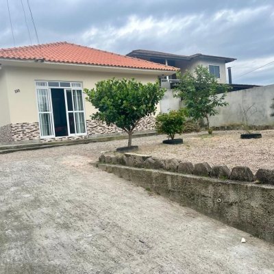 Casa Residencial com 64m², 2 quartos, 2 garagens, no bairro Forquilhas em São José