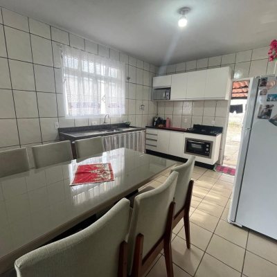 Casa Residencial com 64m², 2 quartos, 2 garagens, no bairro Forquilhas em São José