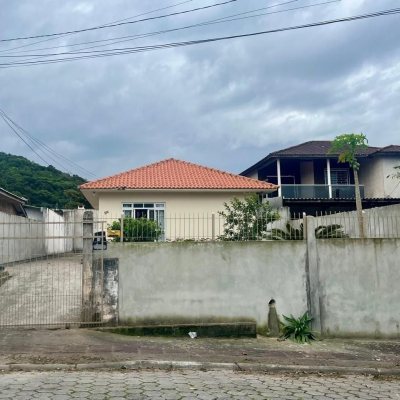 Casa Residencial com 64m², 2 quartos, 2 garagens, no bairro Forquilhas em São José