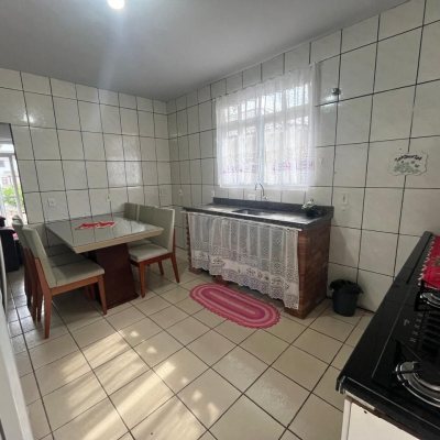 Casa Residencial com 64m², 2 quartos, 2 garagens, no bairro Forquilhas em São José