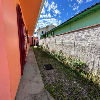 Casa Residencial com 131m², 4 quartos, 4 garagens, no bairro Aririu em Palhoça