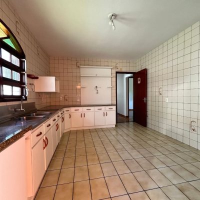 Casa Residencial com 131m², 4 quartos, 4 garagens, no bairro Aririu em Palhoça