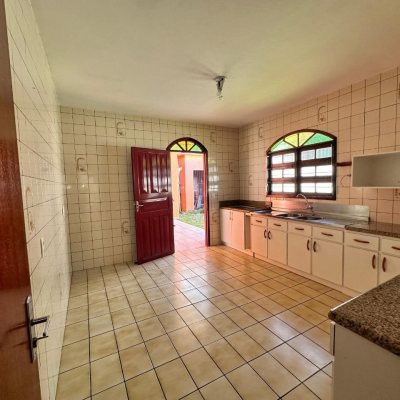 Casa Residencial com 131m², 4 quartos, 4 garagens, no bairro Aririu em Palhoça