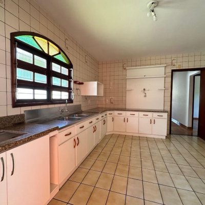 Casa Residencial com 131m², 4 quartos, 4 garagens, no bairro Aririu em Palhoça