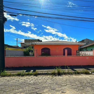 Casa Residencial com 131m², 4 quartos, 4 garagens, no bairro Aririu em Palhoça
