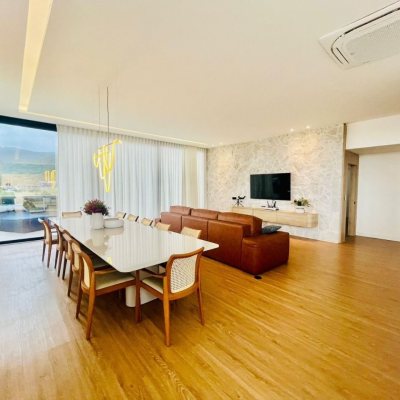 Cobertura com 294m², 3 quartos, 3 suítes, 2 garagens, no bairro Campeche em Florianópolis