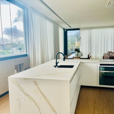 Cobertura com 294m², 3 quartos, 3 suítes, 2 garagens, no bairro Campeche em Florianópolis