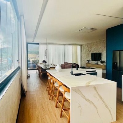 Cobertura com 294m², 3 quartos, 3 suítes, 2 garagens, no bairro Campeche em Florianópolis