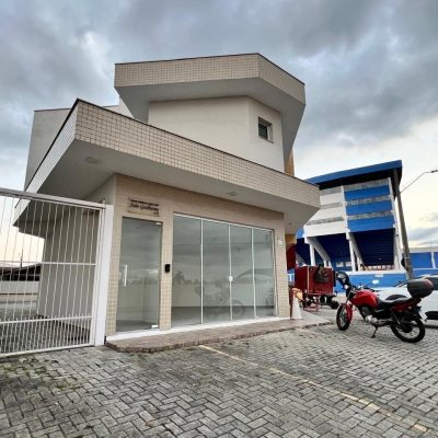 Predio com 374m², 14 garagens, no bairro Carianos em Florianópolis