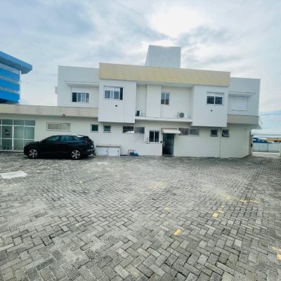 Predio com 374m², 14 garagens, no bairro Carianos em Florianópolis