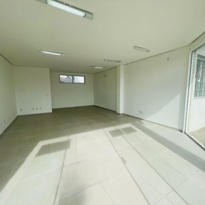 Predio com 374m², 14 garagens, no bairro Carianos em Florianópolis