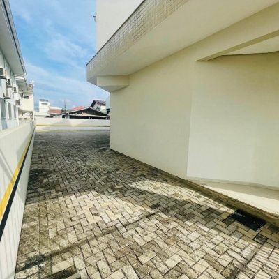 Predio com 374m², 14 garagens, no bairro Carianos em Florianópolis