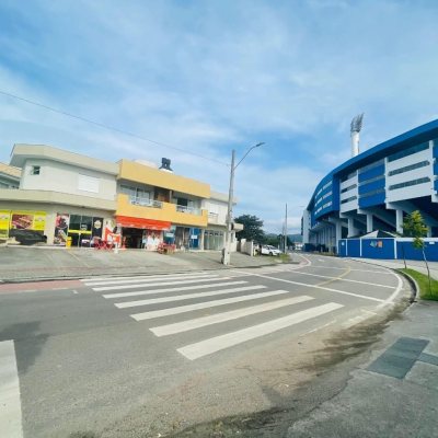 Predio com 374m², 14 garagens, no bairro Carianos em Florianópolis