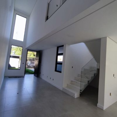 Casa Residencial com 172m², 3 quartos, 3 suítes, 2 garagens, no bairro Ingleses do Rio Vermelho em Florianópolis