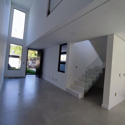 Casa Residencial com 172m², 3 quartos, 3 suítes, 2 garagens, no bairro Ingleses do Rio Vermelho em Florianópolis