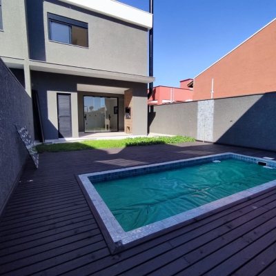 Casa Residencial com 172m², 3 quartos, 3 suítes, 2 garagens, no bairro Ingleses do Rio Vermelho em Florianópolis