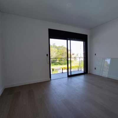 Casa Residencial com 172m², 3 quartos, 3 suítes, 2 garagens, no bairro Ingleses do Rio Vermelho em Florianópolis