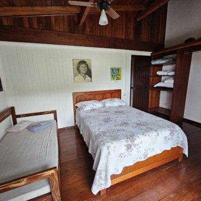 Casa Residencial com 194m², 3 quartos, 2 suítes, 4 garagens, no bairro Cachoeira Do Bom Jesus em Florianópolis