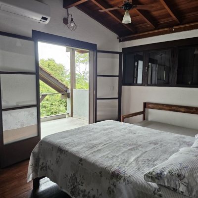 Casa Residencial com 194m², 3 quartos, 2 suítes, 4 garagens, no bairro Cachoeira Do Bom Jesus em Florianópolis