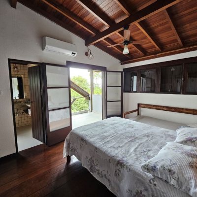 Casa Residencial com 194m², 3 quartos, 2 suítes, 4 garagens, no bairro Cachoeira Do Bom Jesus em Florianópolis