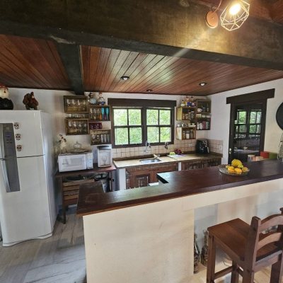 Casa Residencial com 194m², 3 quartos, 2 suítes, 4 garagens, no bairro Cachoeira Do Bom Jesus em Florianópolis