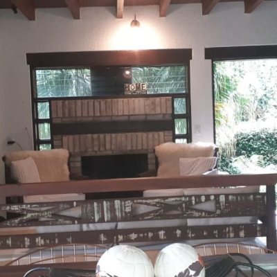 Casa Residencial com 194m², 3 quartos, 2 suítes, 4 garagens, no bairro Cachoeira Do Bom Jesus em Florianópolis