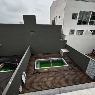 Casa Residencial com 172m², 3 quartos, 3 suítes, 2 garagens, no bairro Ingleses do Rio Vermelho em Florianópolis