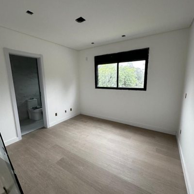 Casa Residencial com 172m², 3 quartos, 3 suítes, 2 garagens, no bairro Ingleses do Rio Vermelho em Florianópolis