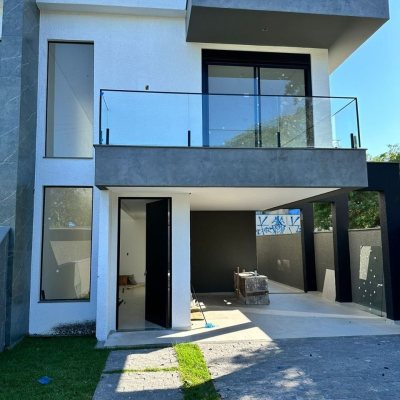 Casa Residencial com 172m², 3 quartos, 3 suítes, 2 garagens, no bairro Ingleses do Rio Vermelho em Florianópolis