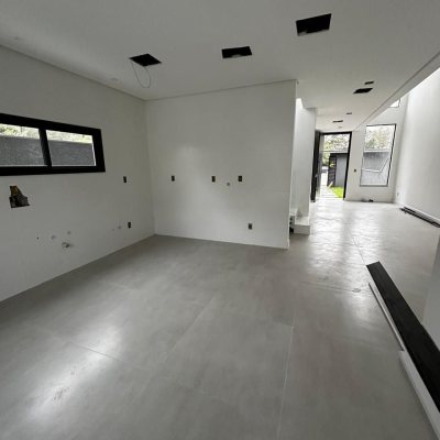 Casa Residencial com 172m², 3 quartos, 3 suítes, 2 garagens, no bairro Ingleses do Rio Vermelho em Florianópolis