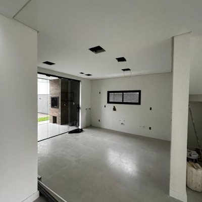 Casa Residencial com 172m², 3 quartos, 3 suítes, 2 garagens, no bairro Ingleses do Rio Vermelho em Florianópolis