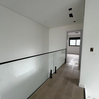 Casa Residencial com 172m², 3 quartos, 3 suítes, 2 garagens, no bairro Ingleses do Rio Vermelho em Florianópolis