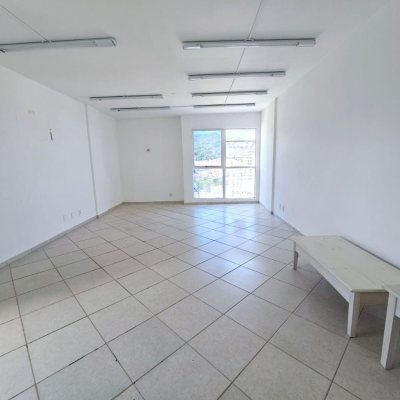 Sala com 47m², no bairro Centro em Florianópolis
