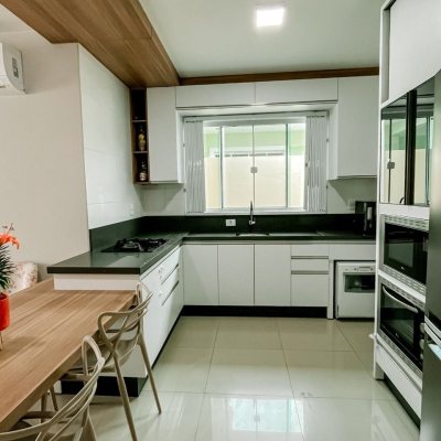 Casa Residencial com 80m², 3 quartos, 1 suíte, 1 garagem, no bairro Sertão Do Maruim em São José