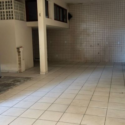 Casa Residencial com 500m², 5 quartos, 5 suítes, 3 garagens, no bairro Barreiros em São José