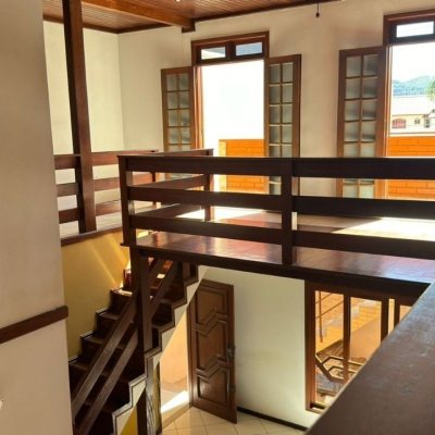 Casa Residencial com 500m², 5 quartos, 5 suítes, 3 garagens, no bairro Barreiros em São José