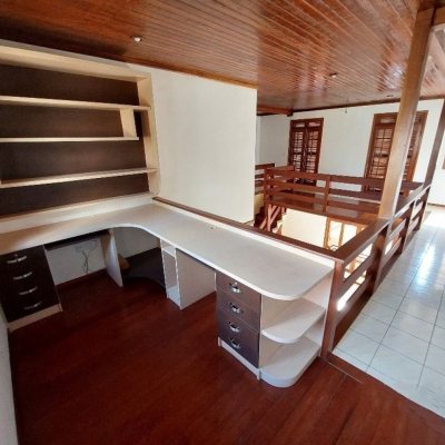Casa Residencial com 500m², 5 quartos, 5 suítes, 3 garagens, no bairro Barreiros em São José