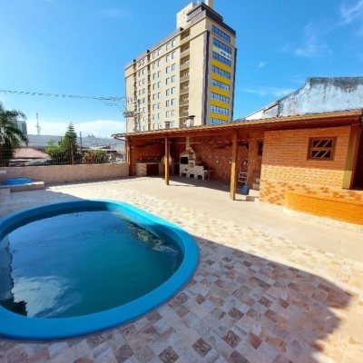 Casa Residencial com 500m², 5 quartos, 5 suítes, 3 garagens, no bairro Barreiros em São José