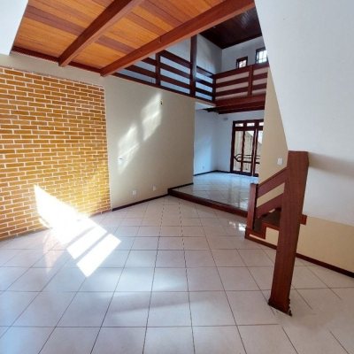 Casa Residencial com 500m², 5 quartos, 5 suítes, 3 garagens, no bairro Barreiros em São José