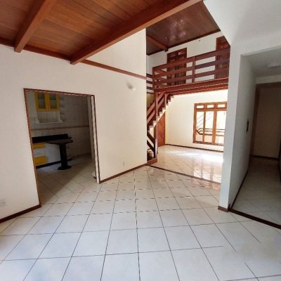 Casa Residencial com 500m², 5 quartos, 5 suítes, 3 garagens, no bairro Barreiros em São José