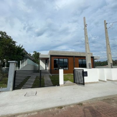 Casa Residencial com 113m², 3 quartos, 1 suíte, 1 garagem, no bairro São João Do Rio Vermelho em Florianópolis